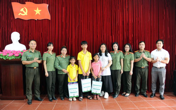 Công đoàn Báo CAND tri ân người có công với cách mạng huyện Vị Xuyên -0