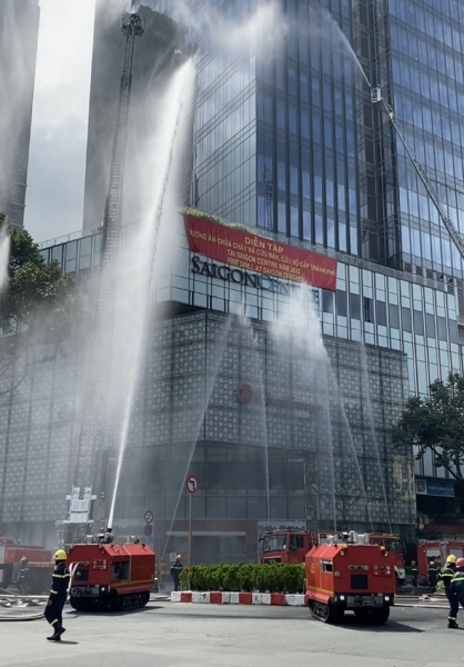 Hơn 6.300 người bị mắc kẹt trong tòa nhà gặp sự cố cháy nổ -4