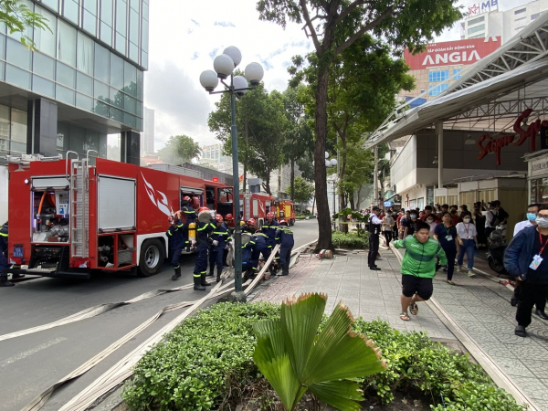 Hơn 6.300 người bị mắc kẹt trong tòa nhà gặp sự cố cháy nổ -0