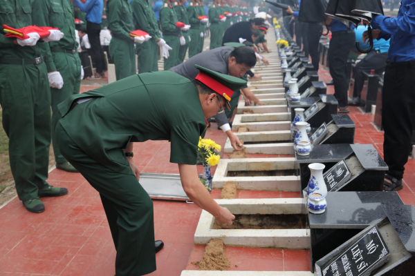 An táng 114 hài cốt liệt sỹ Quan tình nguyện Việt Nam hy sinh trên chiến trường Campuchia và trong nước -1