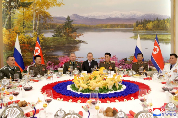 Ông Kim Jong-un hào hứng khoe vũ khí với Bộ trưởng Quốc phòng Nga  -6
