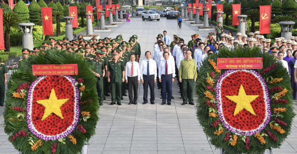 TP Hồ Chí Minh: Dâng hoa, dâng hương tưởng niệm các anh hùng liệt sĩ -0