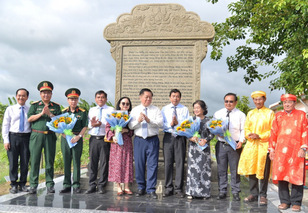 Trưởng Ban Tuyên giáo Trung ương trao quà, tặng nhà tình nghĩa tại Tiền Giang -0