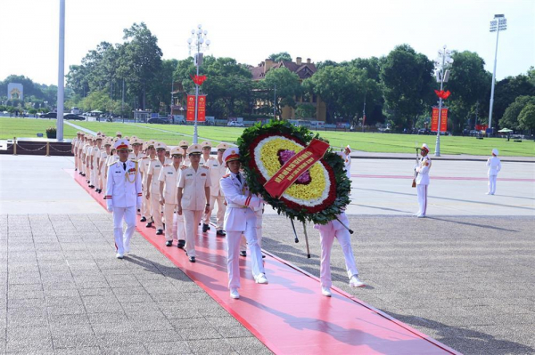 Public security leaders offer incense to heroic martyrs and visit Ho Chi Minh Mausoleum -0