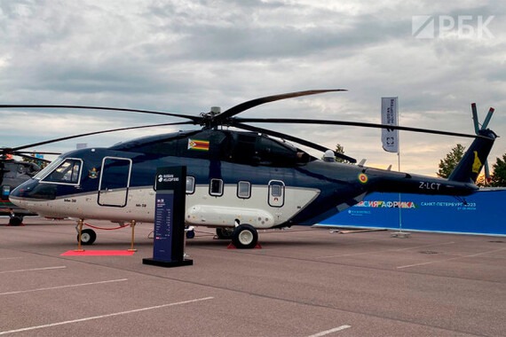 Tổng thống Putin tặng Tổng thống Zimbabwe trực thăng xịn -0