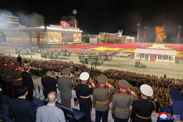 Triều Tiên duyệt binh trong đêm mừng Ngày chiến thắng -0