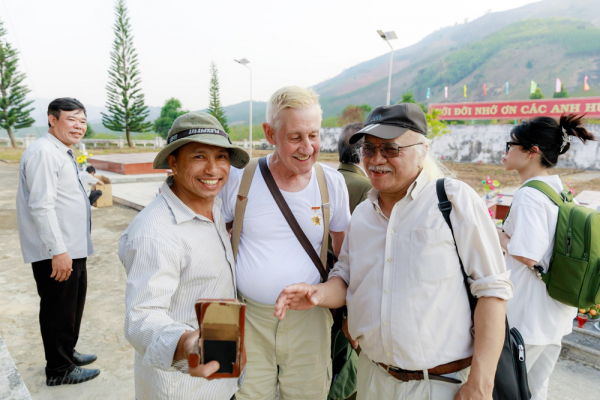 ông ron (đứng giữa) cùng cựu chiến binh nguyễn văn chúc (phải) tại đài tưởng niệm liệt sĩ  chư tan kra, huyện sa thầy, tỉnh kon tum.jpg -1