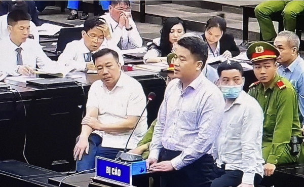 Phiên tòa xét xử vụ án “chuyến bay giải cứu”: Cựu Thư ký Thứ trưởng Bộ Y tế Phạm Trung Kiên và bị cáo Hoàng Văn Hưng cùng lĩnh án chung thân -0