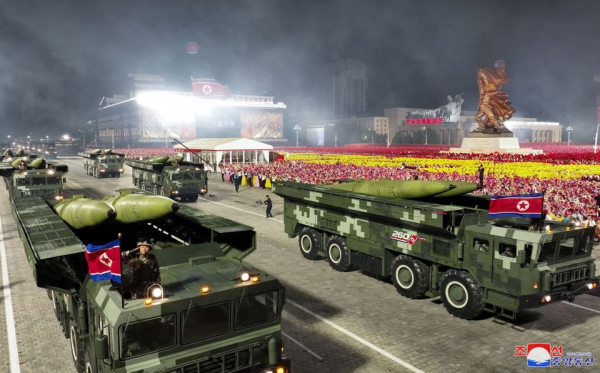Triều Tiên duyệt binh trong đêm phô diễn sức mạnh quân sự -0