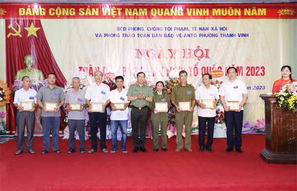 Thứ trưởng Lê Văn Tuyến dự Ngày hội toàn dân bảo vệ ANTQ tại thị xã Phú Thọ -0