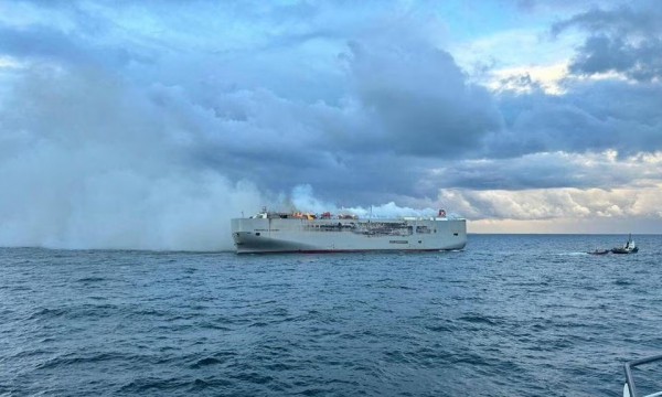Tàu chở hơn 3.700 ô tô ngoài khơi Hà Lan vẫn cháy dữ dội sau 5 ngày -0
