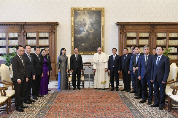 Vietnamese President visits the Vatican, meets with Pope Francis, Cardinal Pietro Parol -0