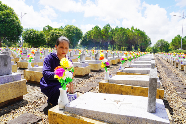 Cảm động chuyện con gái tiếp bước mẹ chăm sóc Nghĩa trang Liệt sĩ -0
