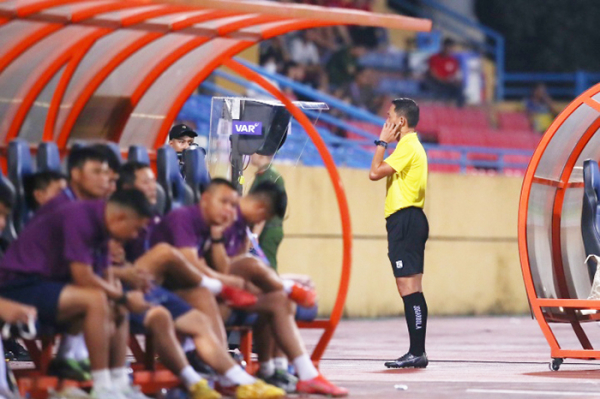 Chuyện lần đầu của VAR ở V.League -0