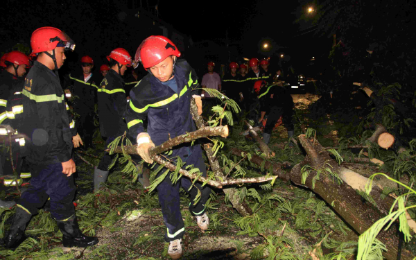 Cảnh sát xuyên đêm cứu hộ giúp dân khắc phục sau cơn mưa -0