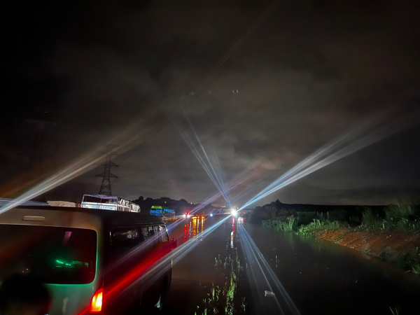 Cao tốc Phan Thiết - Dầu Giây bị ngập gây ùn tắc giao thông -0