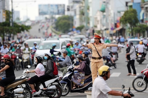 Luật Trật tự, an toàn giao thông đường bộ lấy người dân là trung tâm phục vụ -0