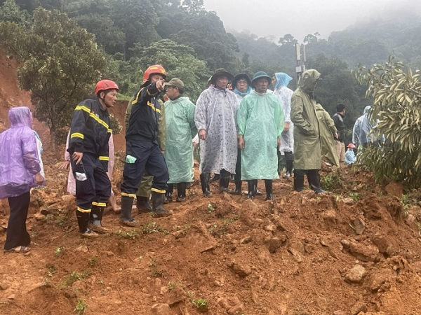 Huy động lực lượng, phương tiện tìm kiếm 3 chiến sĩ CSGT bị đất đá vùi lấp -0