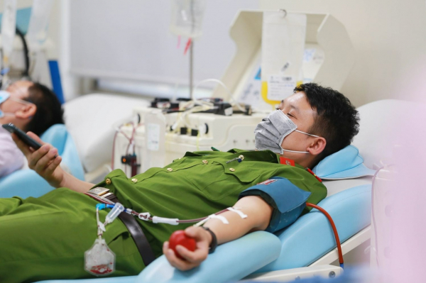 Tôn vinh Đại úy công an 40 lần hiến máu cứu người -0