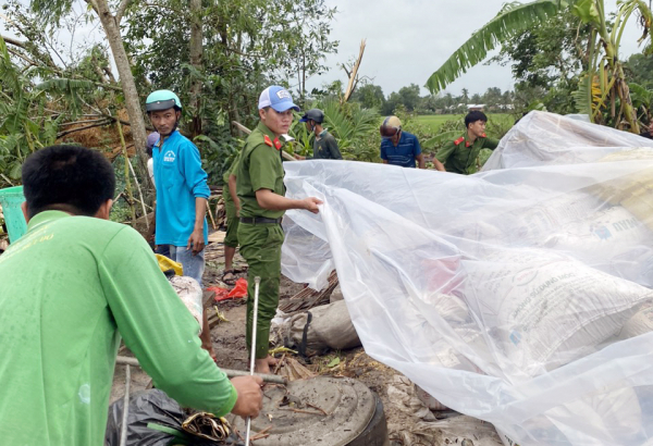 Tuổi trẻ Công an tỉnh Kiên Giang hỗ trợ người dân khắc phục hậu quả giông, lốc -0
