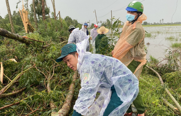 Tuổi trẻ Công an tỉnh Kiên Giang hỗ trợ người dân khắc phục hậu quả giông, lốc -0