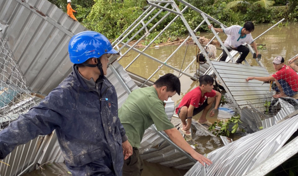 Tuổi trẻ Công an tỉnh Kiên Giang hỗ trợ người dân khắc phục hậu quả giông, lốc -0