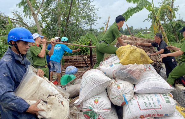 Tuổi trẻ Công an tỉnh Kiên Giang hỗ trợ người dân khắc phục hậu quả giông, lốc -1