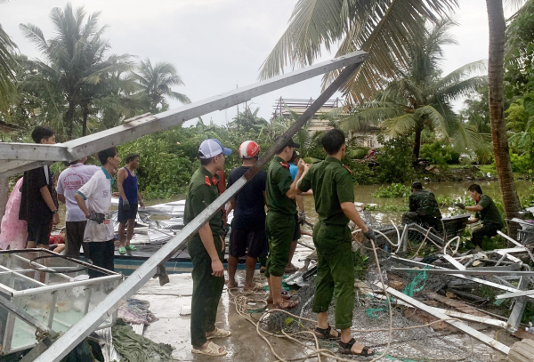 Tuổi trẻ Công an tỉnh Kiên Giang hỗ trợ người dân khắc phục hậu quả giông, lốc -1