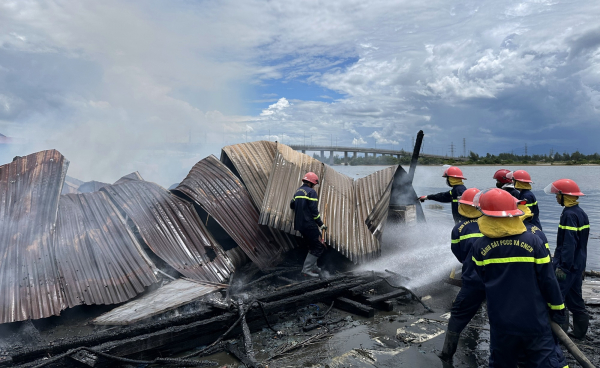 Cháy quán chè giữa trưa tại Quảng Ngãi -0