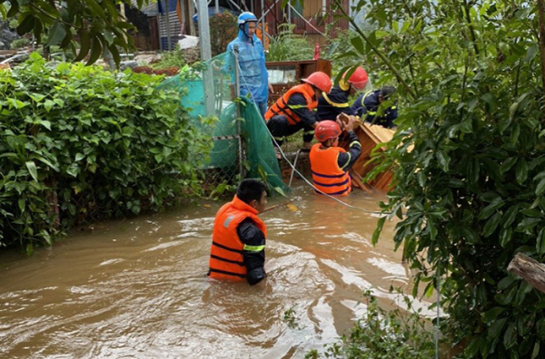 Công an Đắk Nông kịp thời hỗ trợ người dân bị ảnh hưởng do mưa lớn kéo dài -1