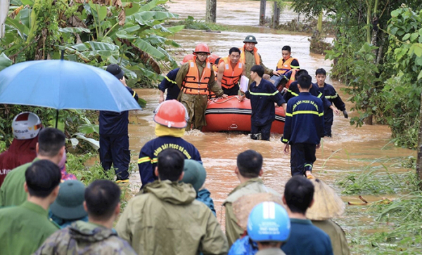 Công an Đắk Nông kịp thời hỗ trợ người dân bị ảnh hưởng do mưa lớn kéo dài -0