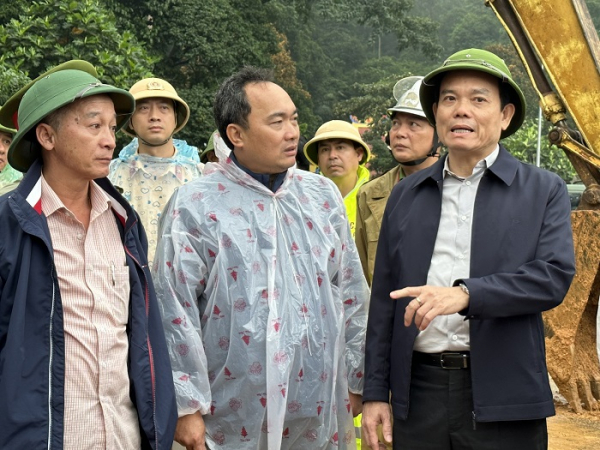 Phó Thủ tướng Trần Lưu Quang kiểm tra hiện trường sạt lở ở đèo Bảo Lộc -0