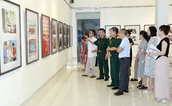 Exhibition “76 years of payment of gratitude” held in Hue  -0