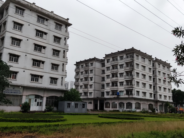 Xót xa hàng nghìn căn hộ tái định cư bỏ hoang trên “đất vàng” ở Hà Nội -0