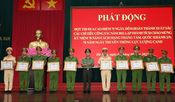 Công an Hà Nam: Phát động đợt thi đua cao điểm 75 ngày, đêm hoàn thành xuất sắc các chỉ tiêu công tác năm 2023 -1