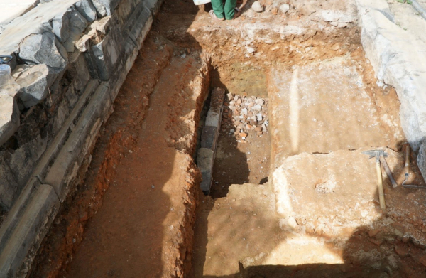 Phát lộ nhiều dấu tích khi khai quật khảo cổ ngôi điện Cần Chánh gần 220 năm tuổi  -0