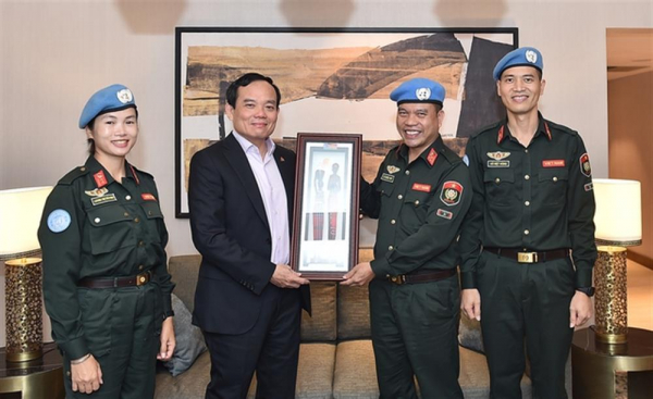 Deputy Prime Minister Tran Luu Quang meets with peacekeepers working in South Sudan -0