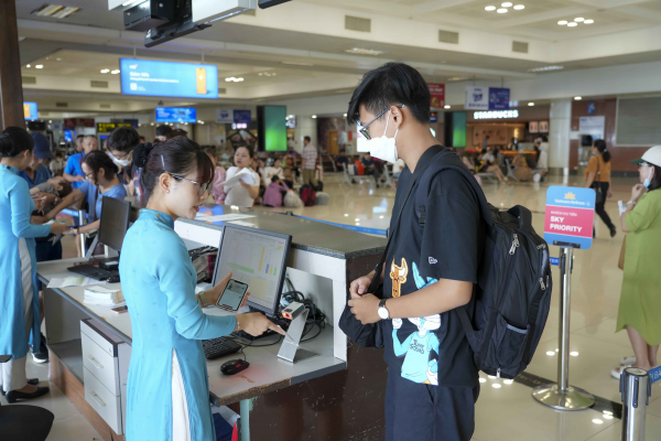 Ghi nhận ngày đầu chính thức sử dụng tài khoản VNEID làm thủ tục đi máy bay tại Nội Bài -0