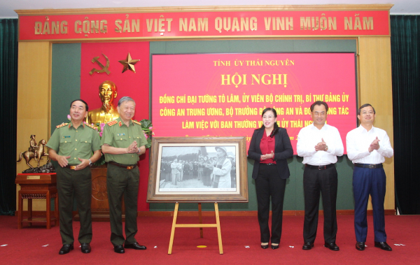 Xây dựng Thái Nguyên ngày càng giàu đẹp, văn minh, hiện đại -1