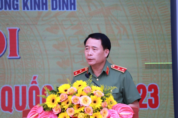 Deputy Minister Le Quoc Hung attends Festive Day “All people protect national security