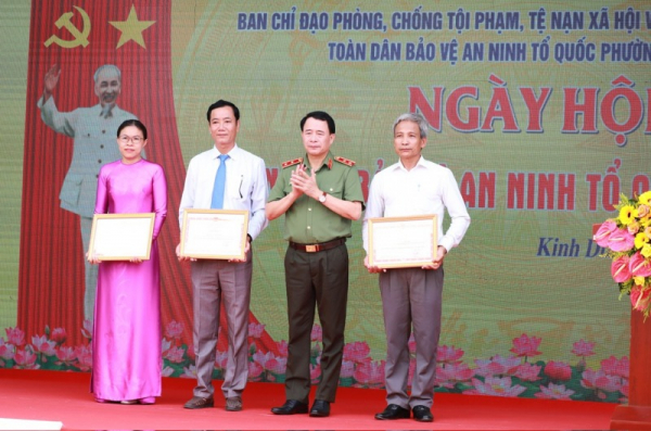 Deputy Minister Le Quoc Hung attends Festive Day “All people protect national security