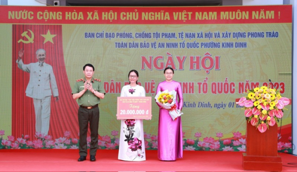 Deputy Minister Le Quoc Hung attends Festive Day “All people protect national security