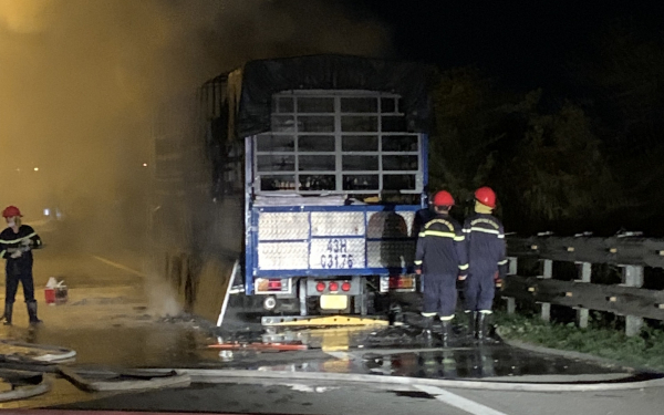 Ôtô tải bất ngờ bốc cháy khi đang lưu thông trên QL1A lúc rạng sáng -0