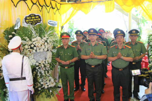 Dân làng đội mưa đón linh cữu liệt sĩ hy sinh về với đất mẹ -1