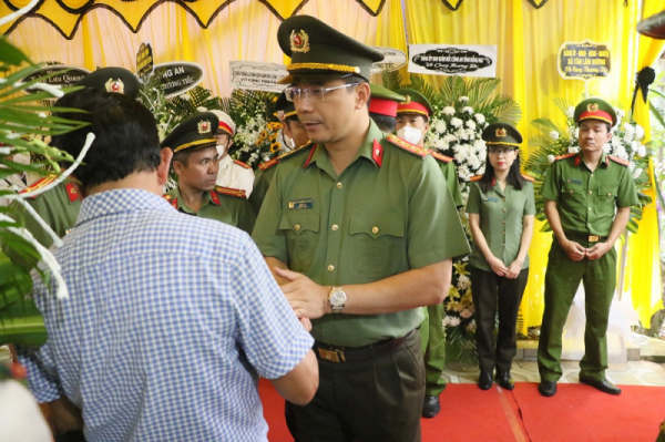 Dân làng đội mưa đón linh cữu liệt sĩ hy sinh về với đất mẹ -0