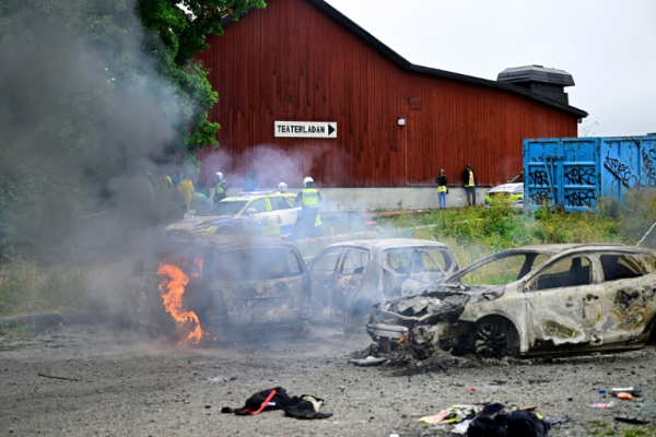 Người biểu tình tại Thụy Điển tấn công cảnh sát bằng cọc và đá -0