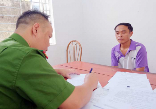 Bắt cán bộ huyện Trùng Khánh có hành vi làm giả con dấu, tài liệu -0