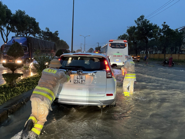 CSGT hỗ trợ người dân đi lại mùa mưa bão -0