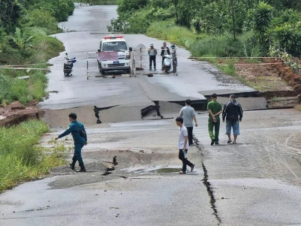 Mưa lớn xuyên đêm gây ra lũ lụt ở Lâm Đồng -0