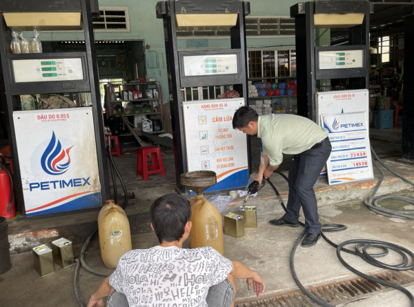 Một doanh nghiệp ở Cà Mau bị phạt trên 200 triệu do vi phạm chất lượng xăng dầu -1